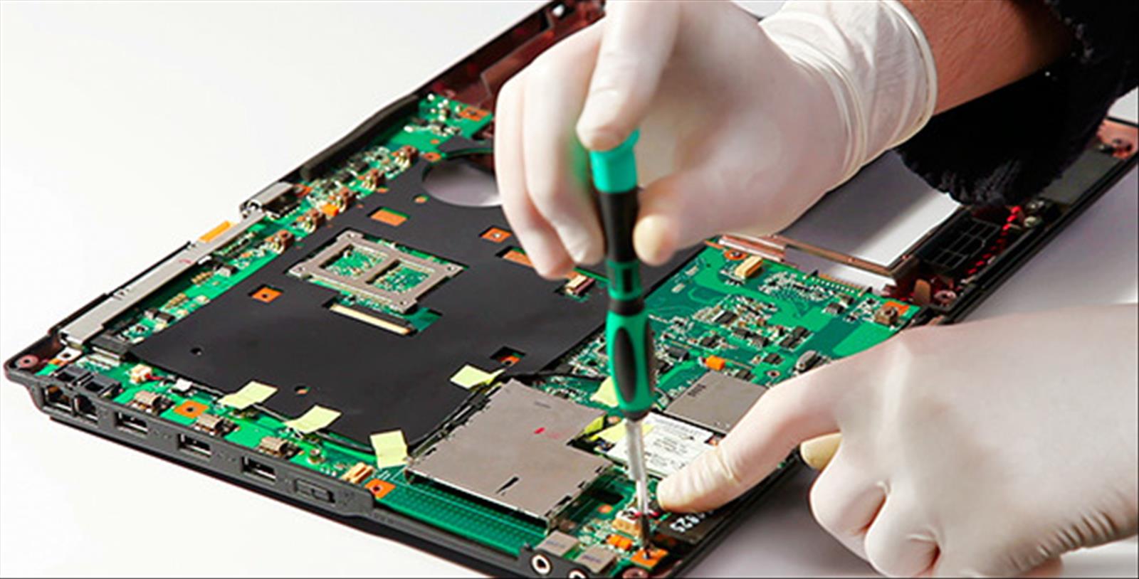 Laptop Fan Temizliği - İSS Bilişim Teknik Servis Laptop ısınma sorunu için fan temizliği yapan İSS Bilişim teknik servis uzmanı